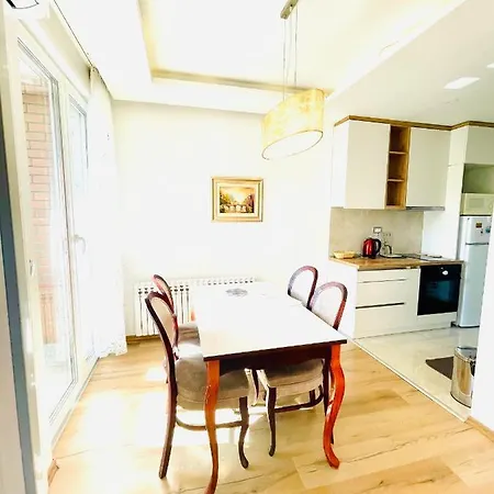 Centar Sa Sigurnim Parkingom *